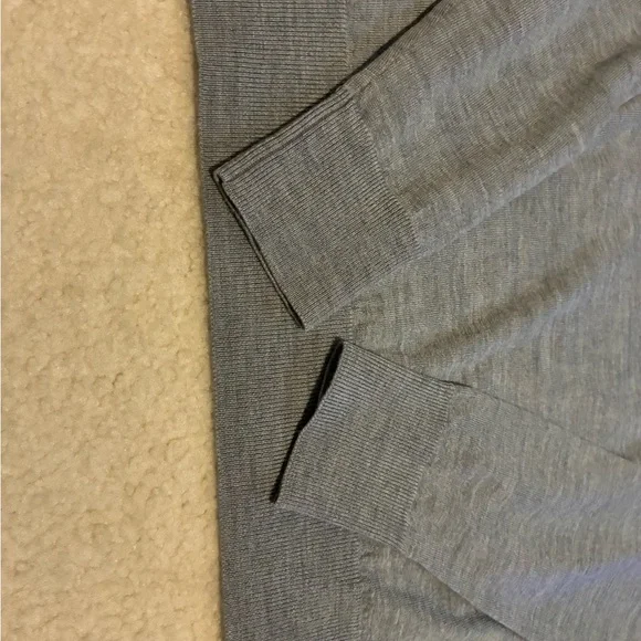 Uniqlo Women’s Merino Wool Crewneck Sweater in Heather Gray - Picture 3 of 9